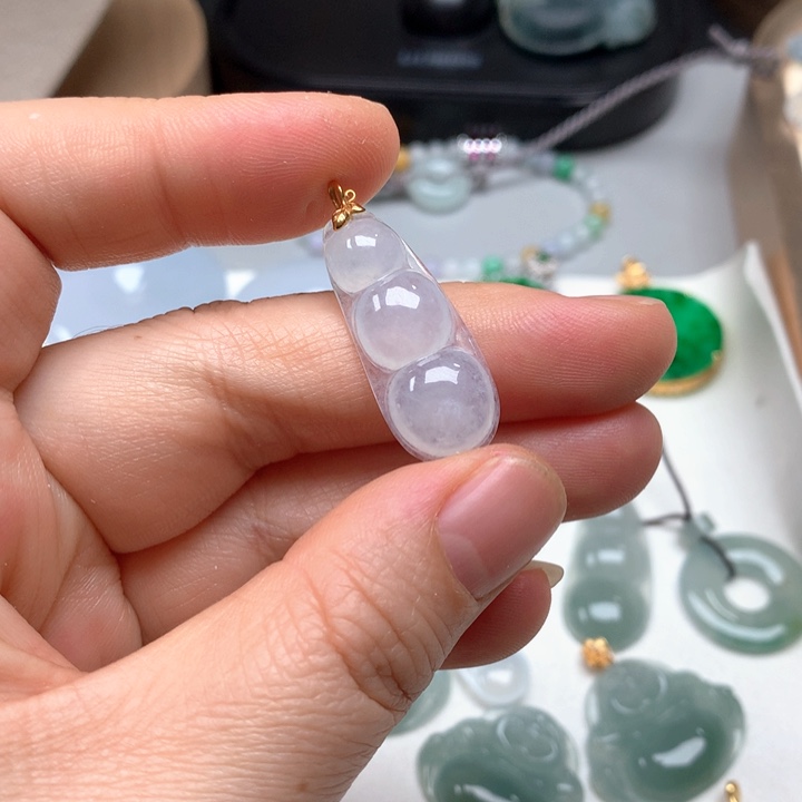 翡翠18K金镶嵌颈饰翡翠豆子瑕疵