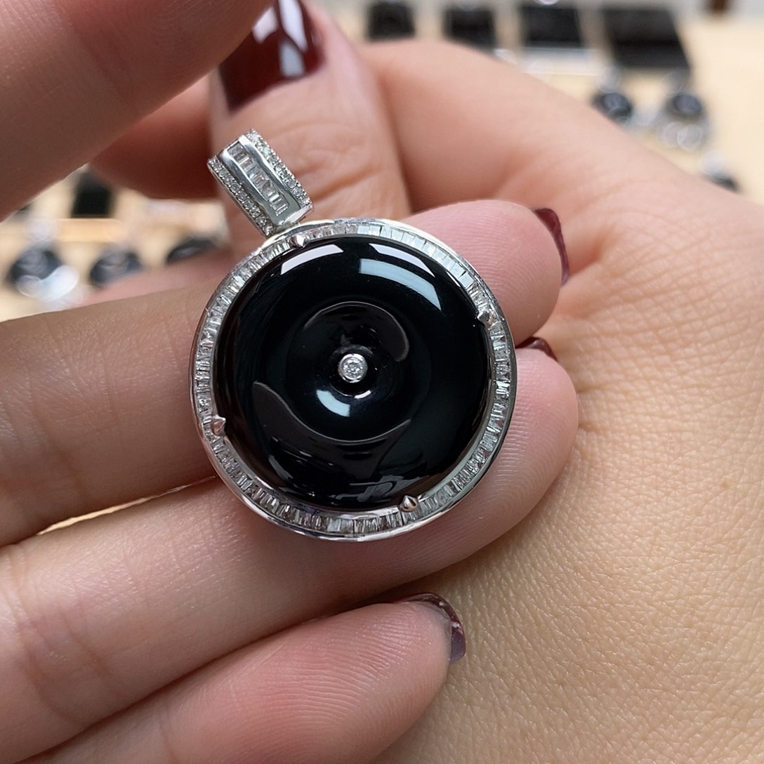 翡翠颈饰18K金镶嵌墨翠