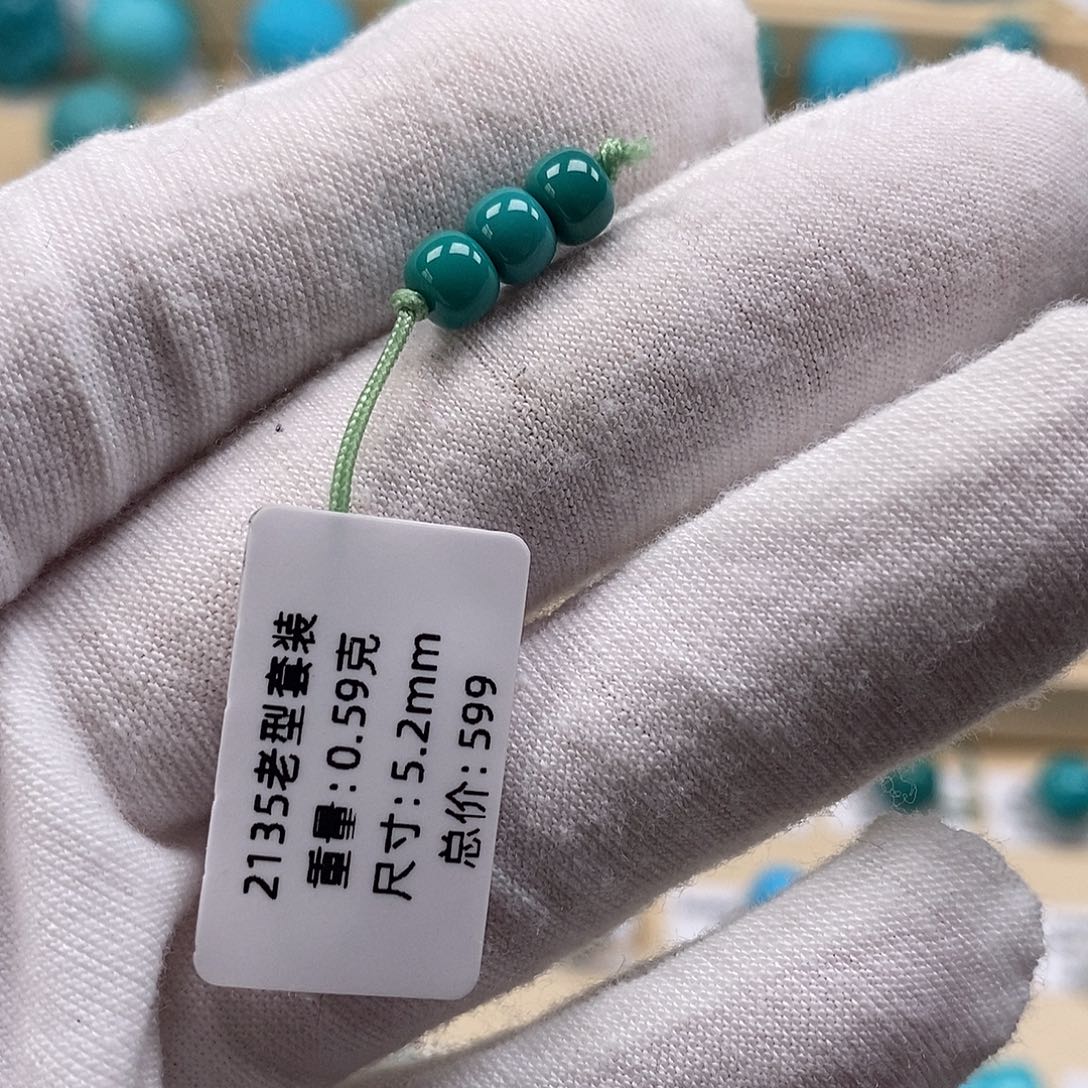 绿松石未镶嵌颈饰