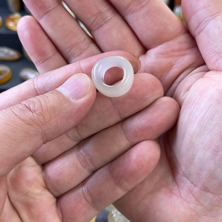 用***9玛瑙未镶嵌手饰环子