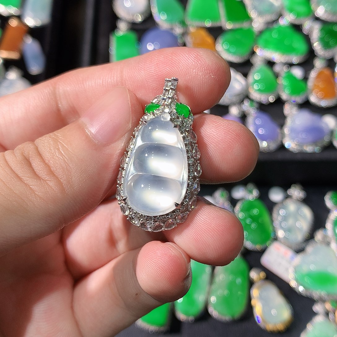 翡翠18K金镶嵌颈饰