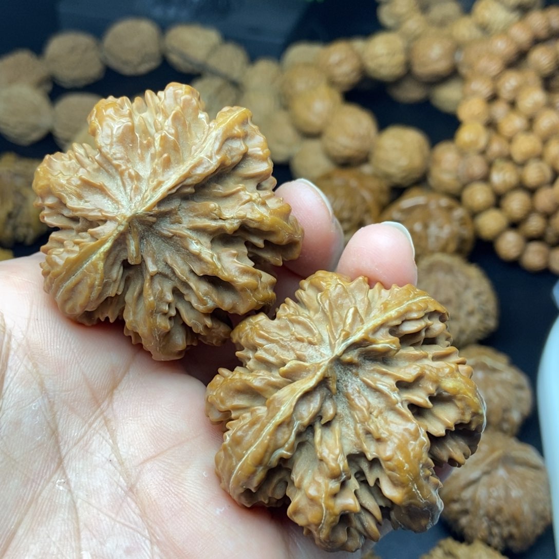 文玩核桃把件蝈*虫秦岭核桃霸王花47