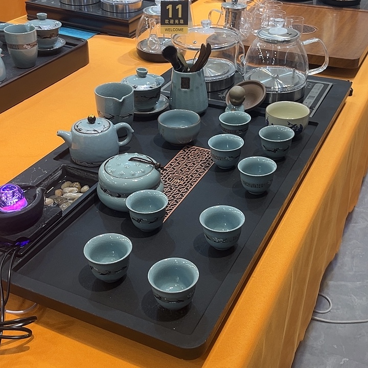 茶盘和一大包东西和一些零食来来回返