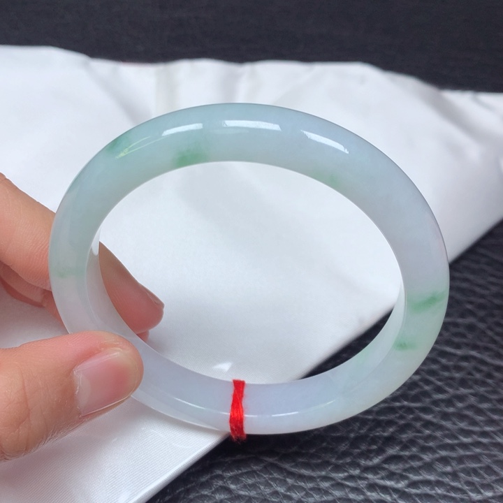 翡翠手镯未镶嵌。