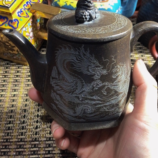 紫砂茶壶原矿泥料手工制作的紫砂壶。