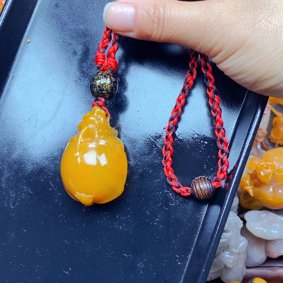 未镶嵌石英质玉（黄龙玉）颈饰