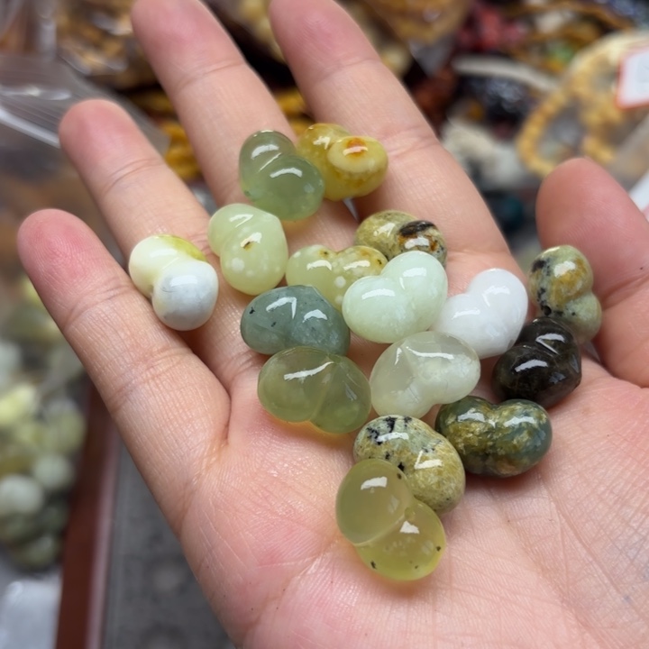 颈饰玻璃一颗，喊我选