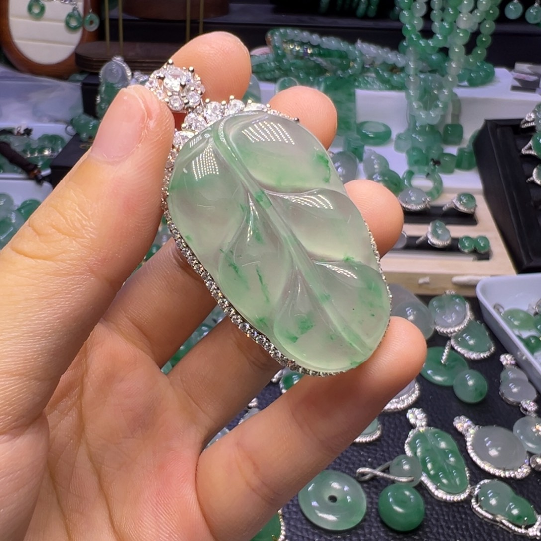 婵***队石英质玉未镶嵌颈饰