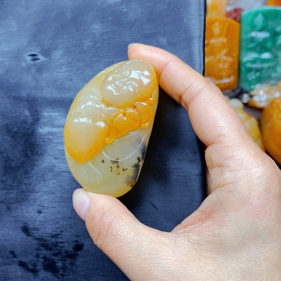 石英质玉（黄龙玉）颈饰未镶嵌