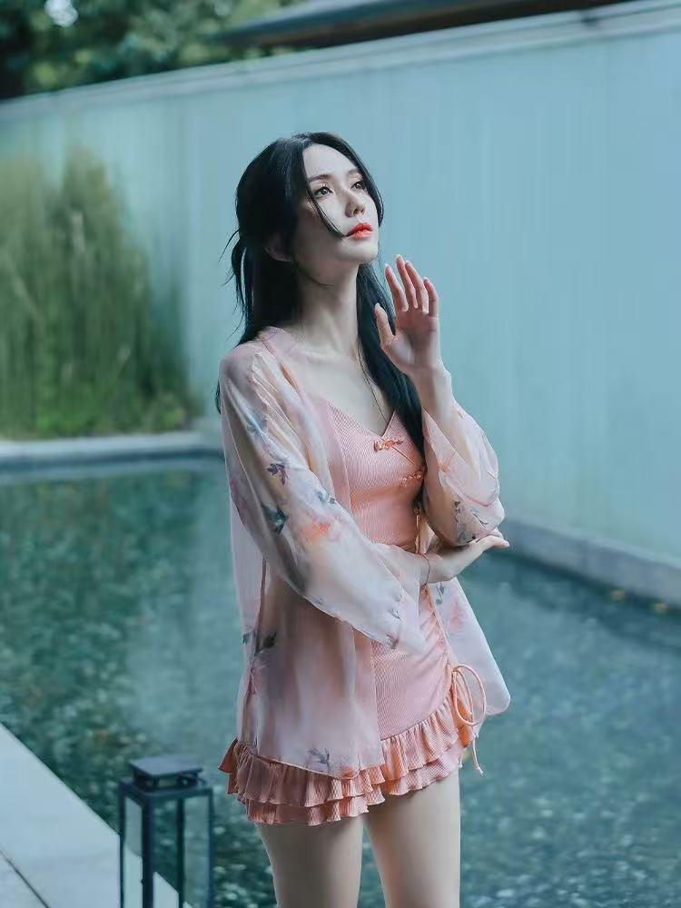 新中式浅粉色琵琶盘扣三件套显瘦带外衫分体温泉泳衣