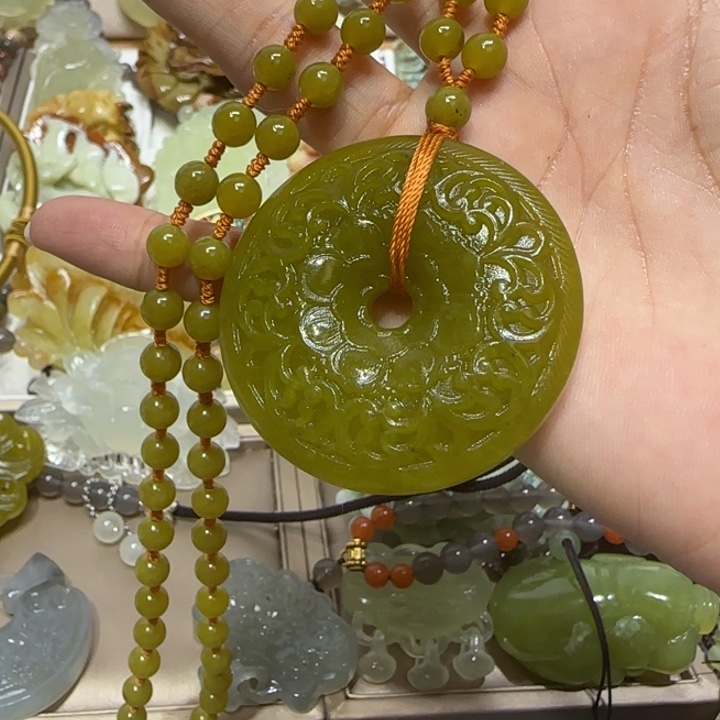 蛇纹石玉吊坠未镶嵌