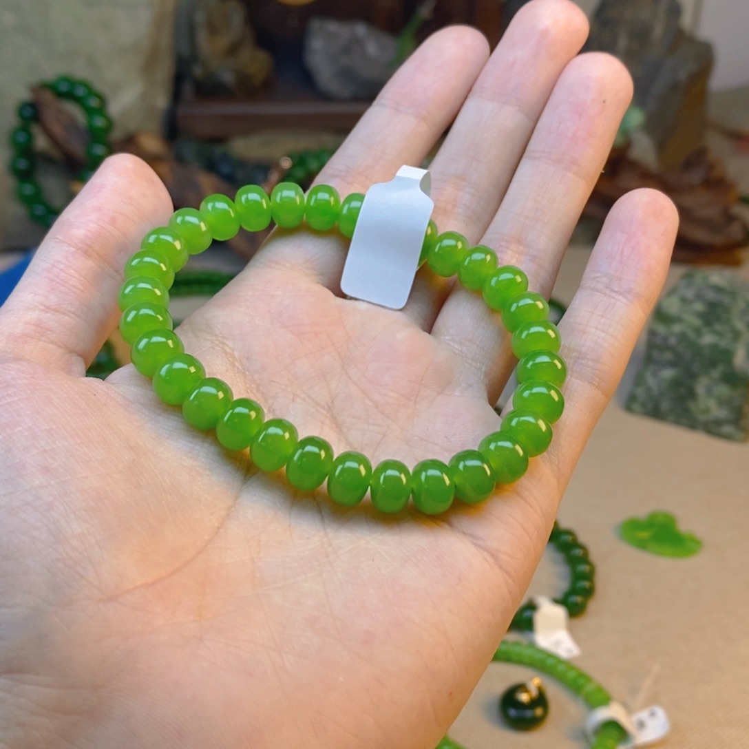 颈饰未镶嵌和田玉?