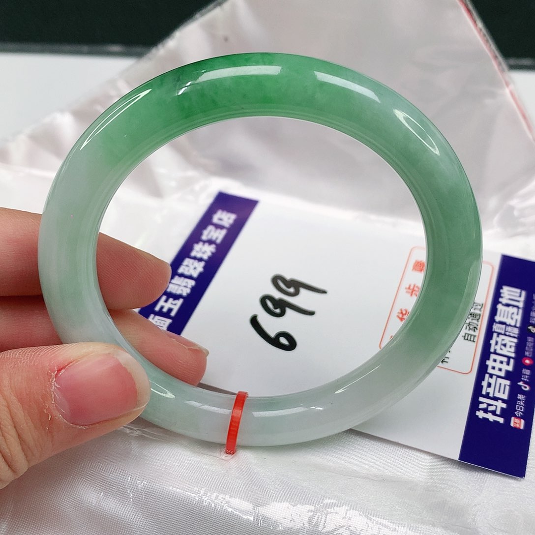 翡翠手镯未镶嵌翡翠