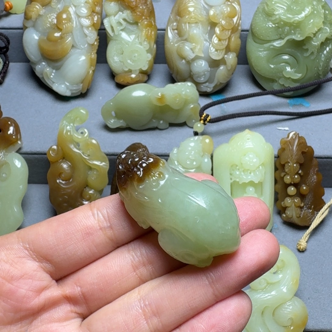 ****嘟和田玉未镶嵌颈饰