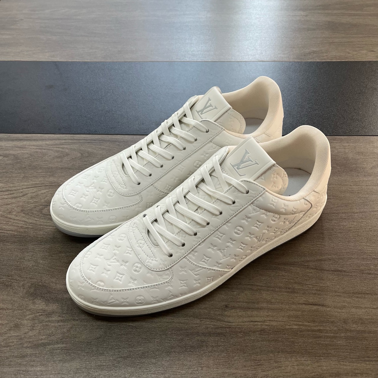 LV纯白浮雕满印 45码无盒 d3002 成色等级：A级