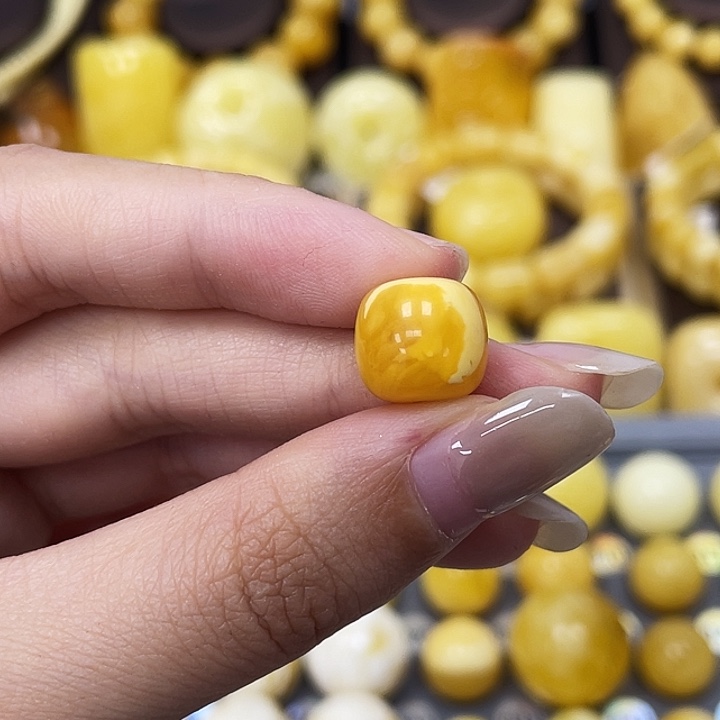 琥珀未镶嵌裸石11.5*10.4mm瑕 214