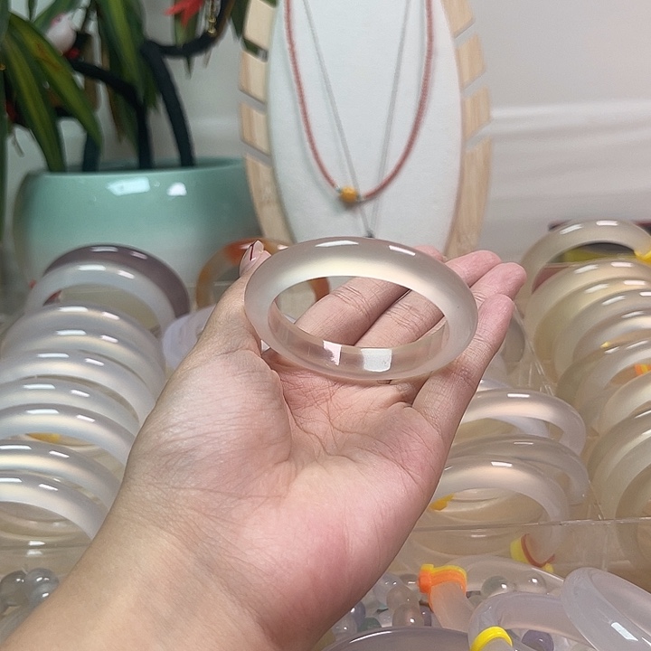 手镯玛瑙/玉髓未镶嵌i
