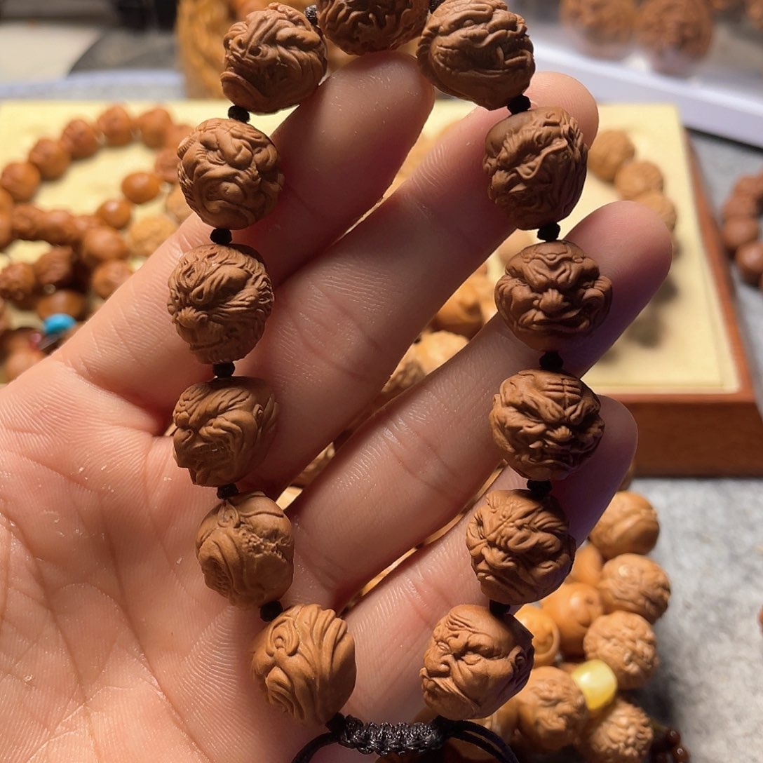 龙纹桃核雕刻十二生肖恶僧