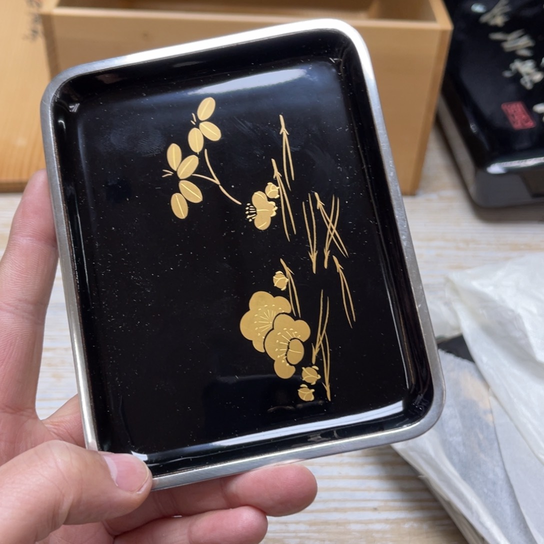 瓷片不****天密密麻麻地排列着一个