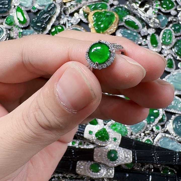 翡翠颈饰未镶嵌天然A货翡翠放漏