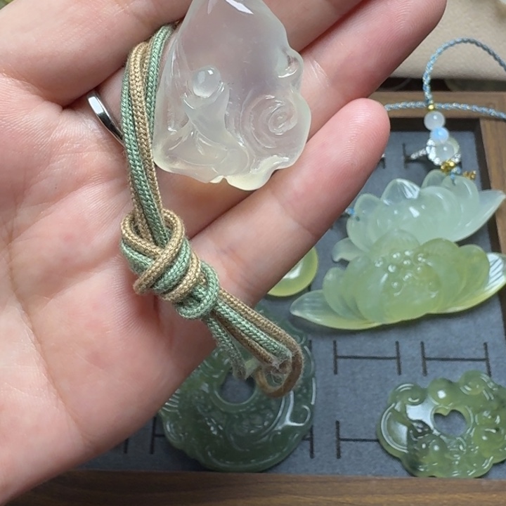 蛇纹石玉未镶嵌颈饰