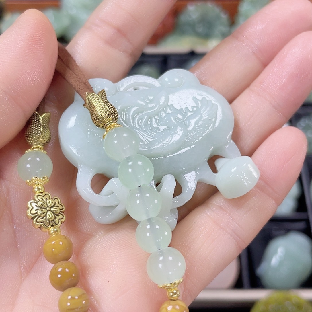 蛇纹石玉颈饰未镶嵌