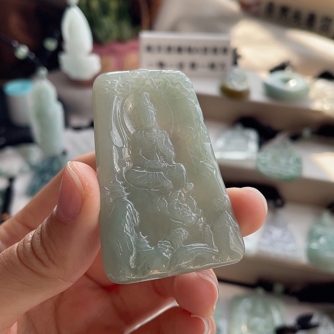 翡翠未镶嵌颈饰山水观音