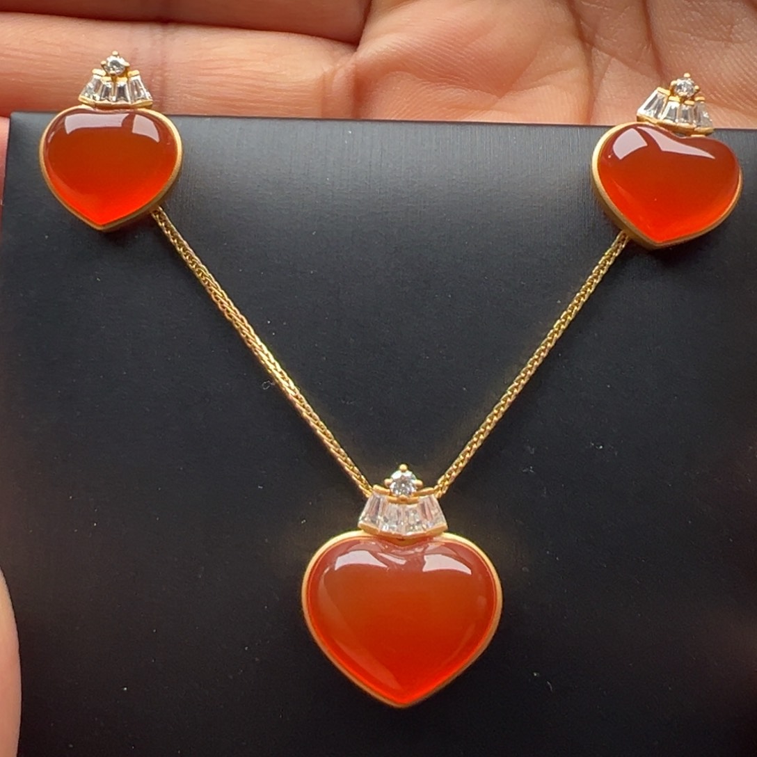 南红玛瑙爱心18K金镶嵌