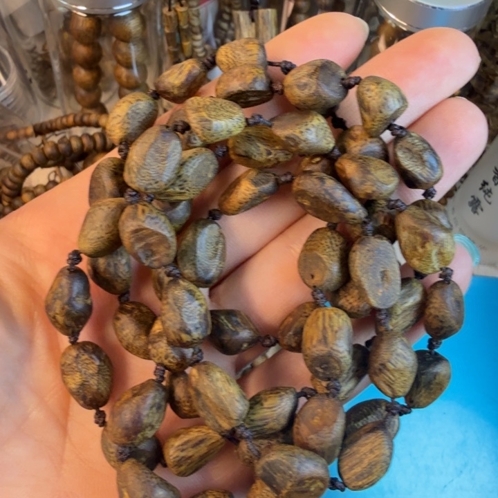 人****沉香沉香碎屑莺歌绿奇楠09树钉多圈24.3克