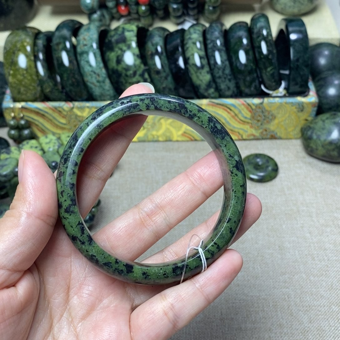 蛇纹石玉手镯未镶嵌