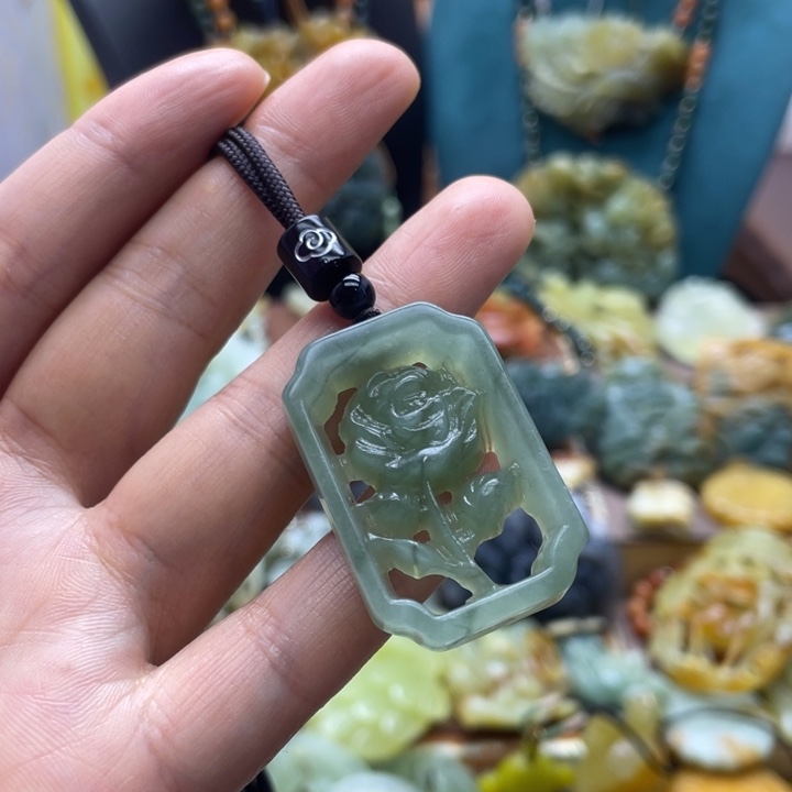 蛇纹石玉未镶嵌颈饰
