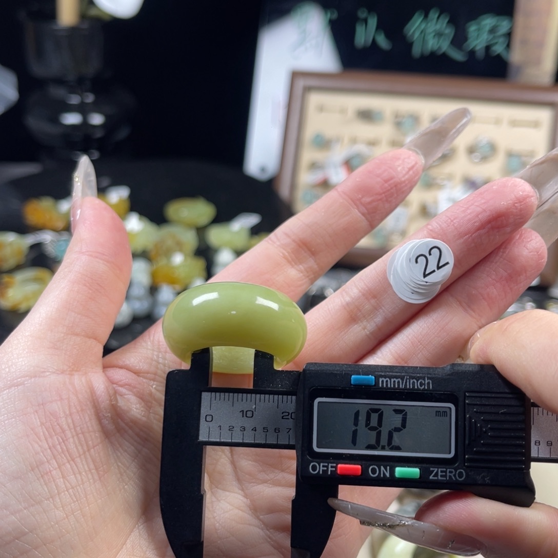 蛇纹石玉未镶嵌戒指