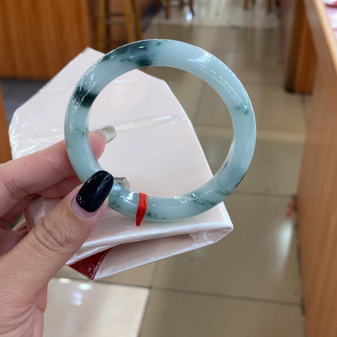 翡翠手镯未镶嵌完美无纹裂