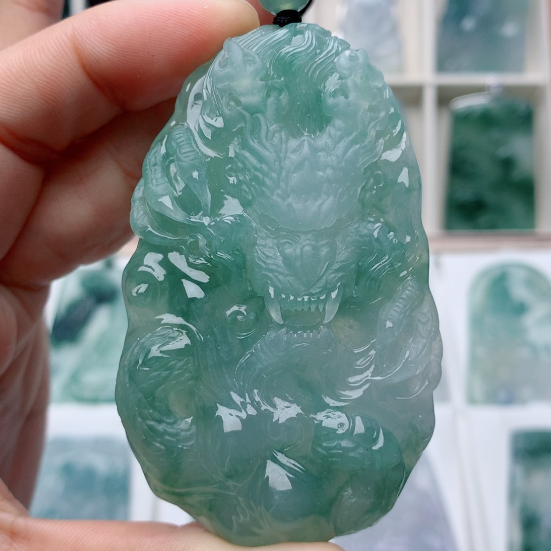 翡翠颈饰未镶嵌大龙