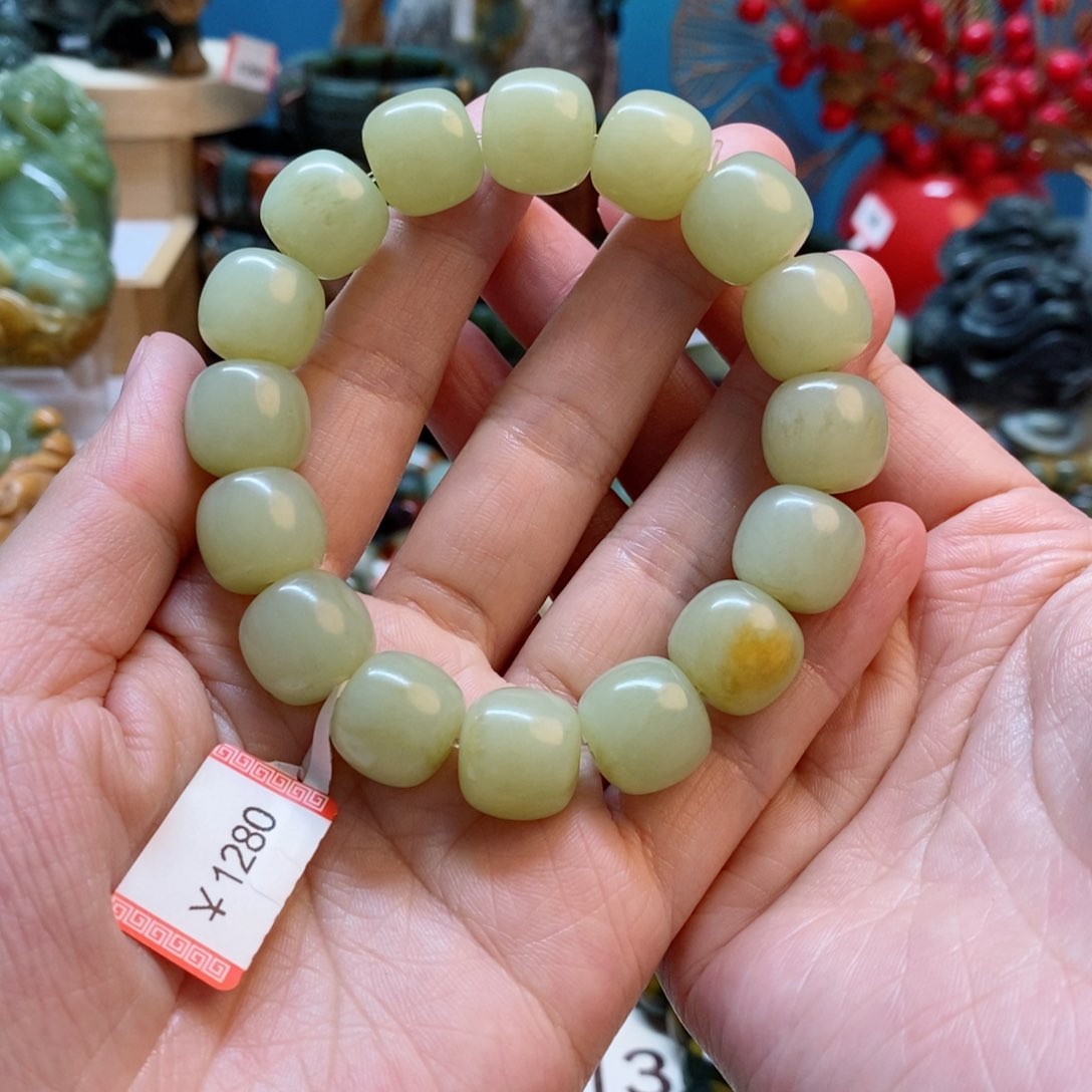 透闪石质玉手串未镶嵌我****?