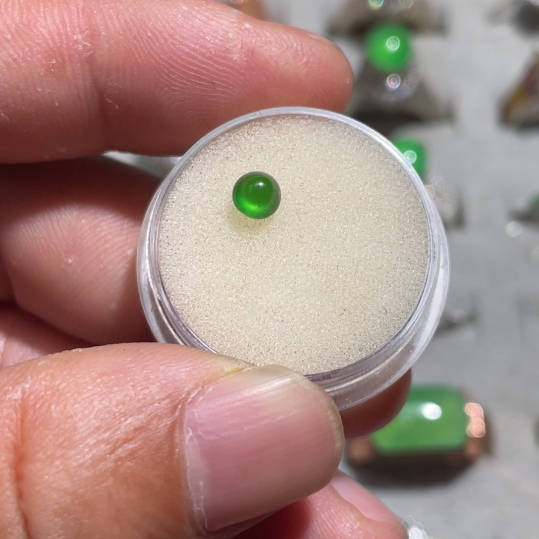 翡翠裸石冰阳绿蛋面