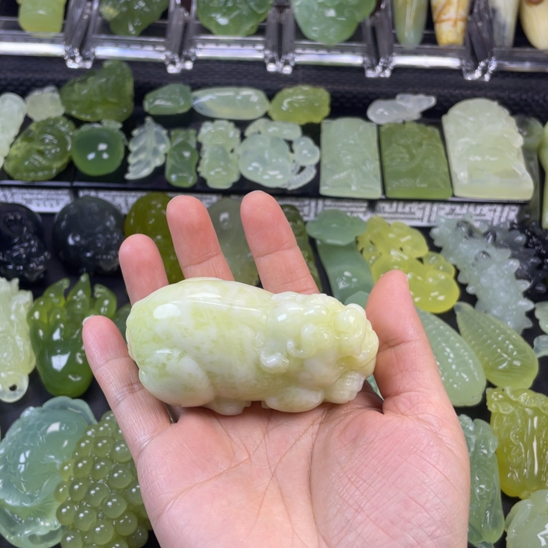 蛇纹石玉未镶嵌珠宝奇石