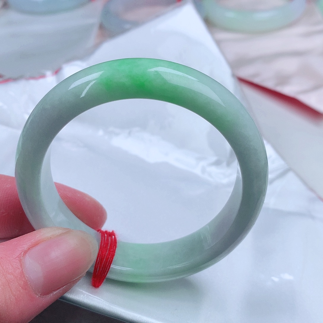 翡翠手镯未镶嵌。。