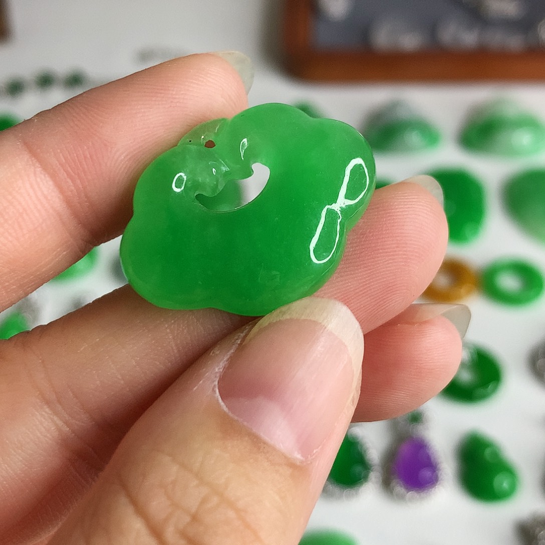 翡翠未镶嵌颈饰哆**贝吊坠