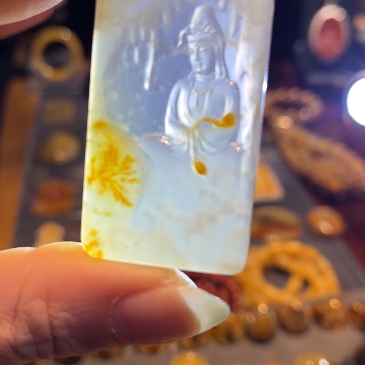 未镶嵌石英质玉（黄龙玉）颈饰