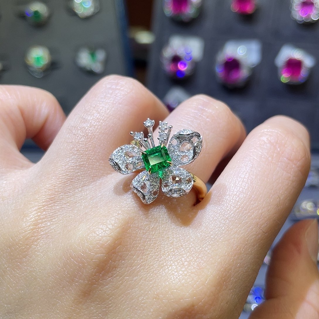 祖母绿戒指18K金镶嵌0.68ct