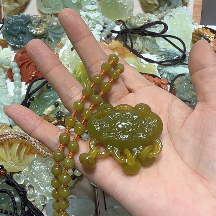 蛇纹石玉吊坠未镶嵌