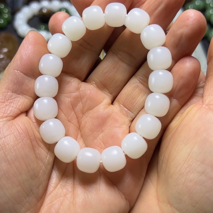 和田玉手串未镶嵌笑**?