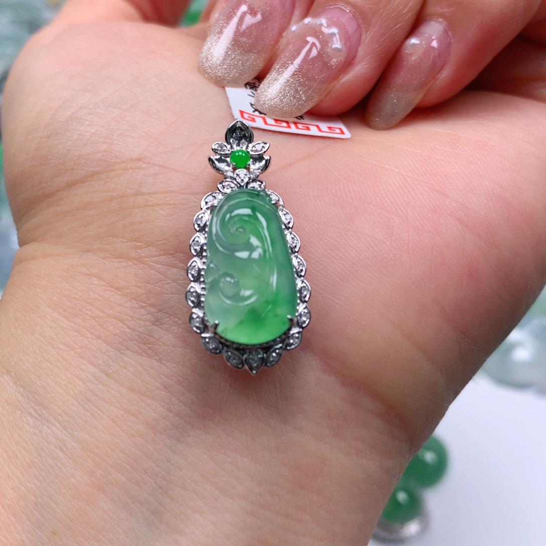 翡翠颈饰18K金镶嵌天然翡翠