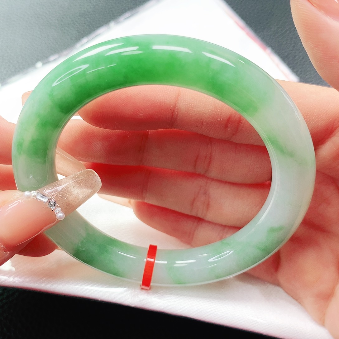 翡翠手镯未镶嵌54圈