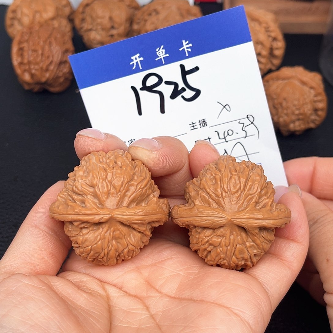 文玩核桃吊坠球白40尺。 1925