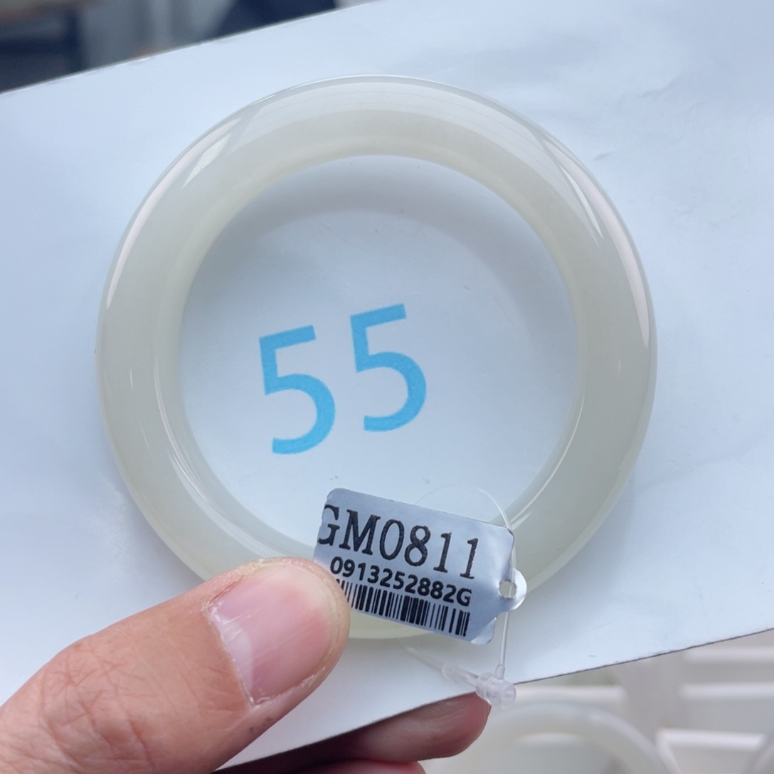 和田玉手镯未镶嵌是****～