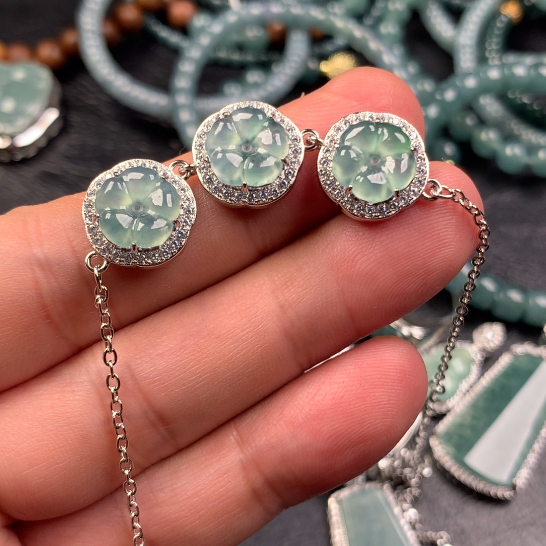 翡翠未镶嵌颈饰有钱花