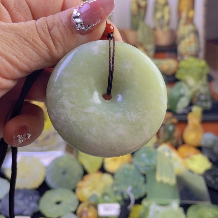 蛇纹石玉颈饰合金