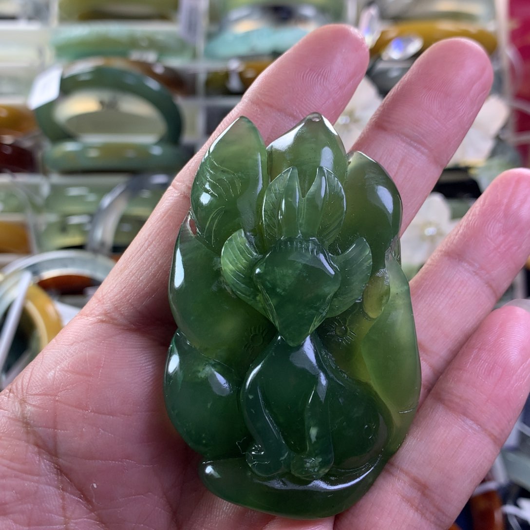 蛇纹石玉颈饰未镶嵌